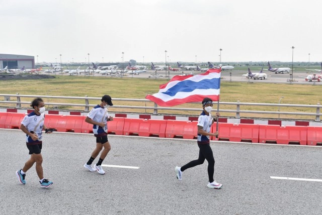 "ตูน บอดี้สแลม" วิ่งผลัดธงชาติไทยไปโอลิมปิก วันสุดท้าย ส่งกำลังใจทัพนักกีฬาไทย