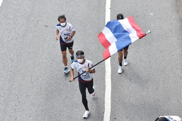 "ตูน บอดี้สแลม" วิ่งผลัดธงชาติไทยไปโอลิมปิก วันสุดท้าย ส่งกำลังใจทัพนักกีฬาไทย