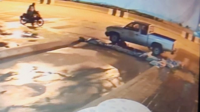 เปิดวงจรปิดโจรงัดปิกอัพหวังลักทรัพย์แต่แห้ว สุดท้ายใช้ด้ามไม้กวาดกระแทกเอากระจกมองหลังไป