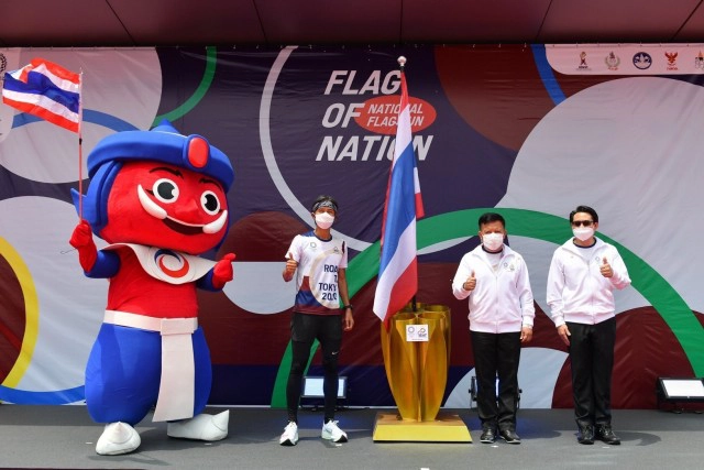 "ตูน บอดี้สแลม" วิ่งผลัดธงชาติไทยไปโอลิมปิก วันสุดท้าย ส่งกำลังใจทัพนักกีฬาไทย