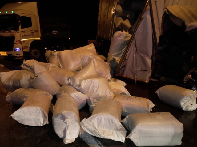 รถบรรทุก 6 ล้อ ชนท้ายรถพ่วงบนถนนมิตรภาพโนนสูง