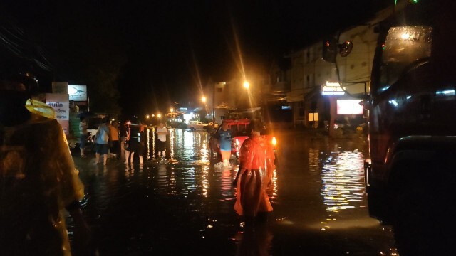 ฝนถล่มนครพนมเกือบ 2 ชั่วโมง น้ำท่วม-ไฟดับซ้ำ