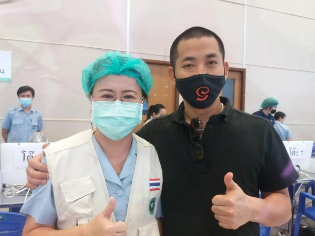 "ไฮโซปลาวาฬ" โผล่ฉีดวัคซีน สร้างความเชื่อมั่น "ซิโนแวค"