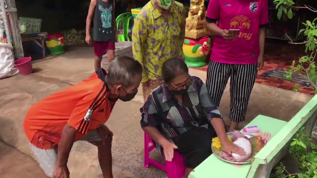 ชาวบ้านแห่ขอเลขเด็ด ลูกหมูแรกเกิดมีสองหัว