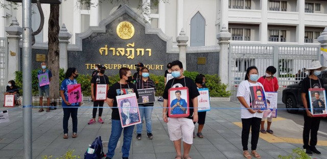 "เพนกวิน"ร่วมยืนหยุดขัง เรียกร้องปล่อยตัว "อานนท์-ไมค์"