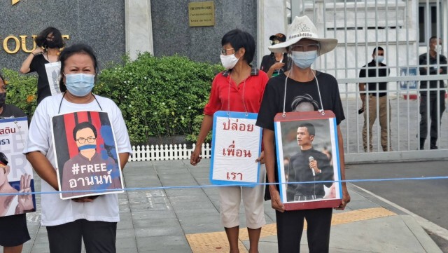 เพนกวิน หวังศาลคืนอิสรภาพ "อานนท์-ไมค์"