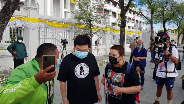 "เพนกวิน"ร่วมยืนหยุดขัง เรียกร้องปล่อยตัว "อานนท์-ไมค์"