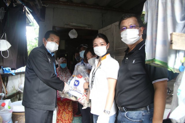 มูลนิธิเนชั่นร่วมกับมูลนิธิ"เสนีย์ ปราโมช" แจกถุงยังชีพชุมชนริมคลองหัวหมากน้อย
