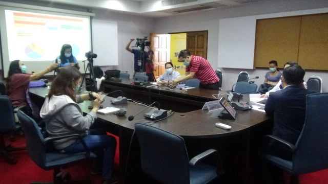 ลุยชุมชนตรวจหาเชื้อผู้สัมผัสคนงานรง.ศรีตรังโกลฟส์