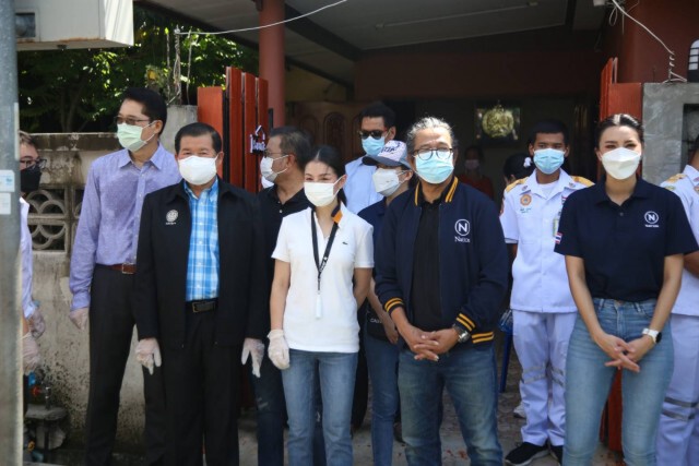 มูลนิธิเนชั่นร่วมกับมูลนิธิ"เสนีย์ ปราโมช" แจกถุงยังชีพชุมชนริมคลองหัวหมากน้อย