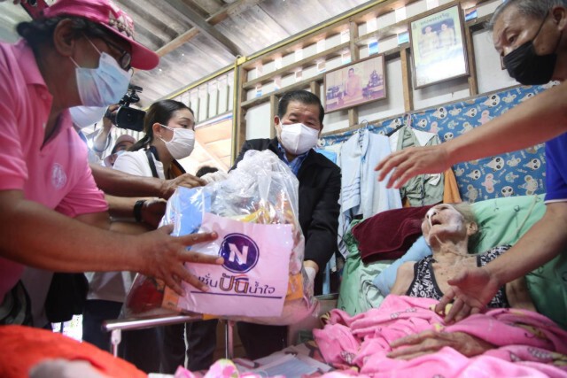 มูลนิธิเนชั่นร่วมกับมูลนิธิ"เสนีย์ ปราโมช" แจกถุงยังชีพชุมชนริมคลองหัวหมากน้อย