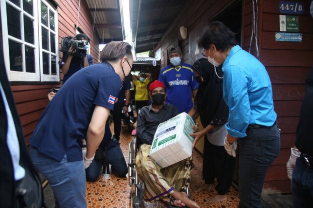 มูลนิธิเนชั่นร่วมกับมูลนิธิ"เสนีย์ ปราโมช" แจกถุงยังชีพชุมชนริมคลองหัวหมากน้อย