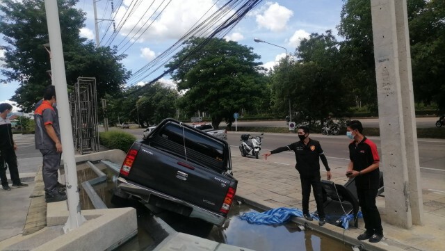 สาวซิ่งกระบะชน3คันรวด