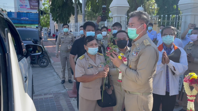 มอบดอกไม้ส่งกำลังใจ "วิเชียร จันทรโณทัย" ผู้ว่าโคราชไปชัยภูมิ