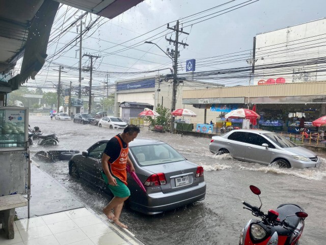 ฟ้ารั่ว!ฝนตกหนักไม่ถึงชั่วโมง ตลาดนัดเปิดท้ายเซฟวันจม