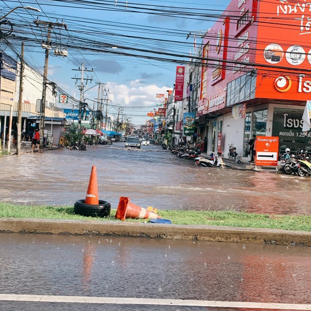 ฟ้ารั่ว!ฝนตกหนักไม่ถึงชั่วโมง ตลาดนัดเปิดท้ายเซฟวันจม