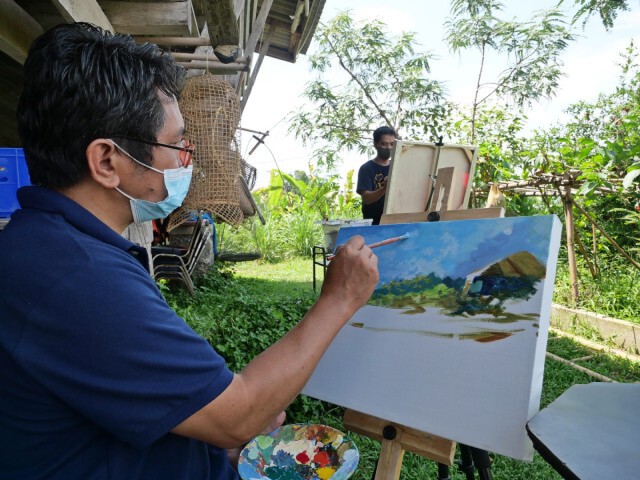 ศิลปินเมืองน้ำกว๊านวาดรูปประมูล-หารายได้ช่วยเหยื่อวาตภัย