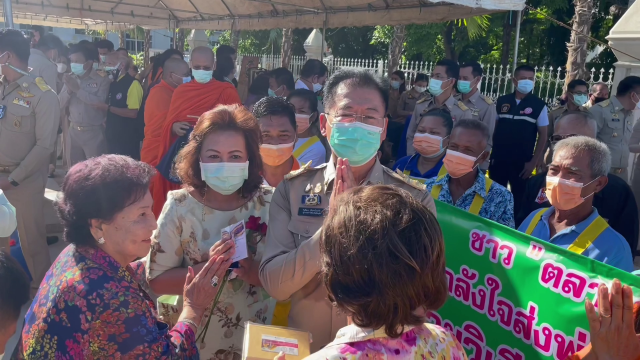 มอบดอกไม้ส่งกำลังใจ "วิเชียร จันทรโณทัย" ผู้ว่าโคราชไปชัยภูมิ