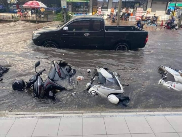 ฟ้ารั่ว!ฝนตกหนักไม่ถึงชั่วโมง ตลาดนัดเปิดท้ายเซฟวันจม