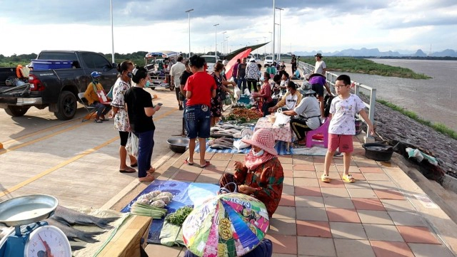 Unseen ตลาดปลาแม่น้ำโขง ริมถนนสวรรค์ชายโขง