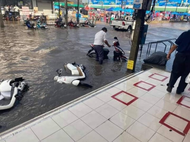ฟ้ารั่ว!ฝนตกหนักไม่ถึงชั่วโมง ตลาดนัดเปิดท้ายเซฟวันจม