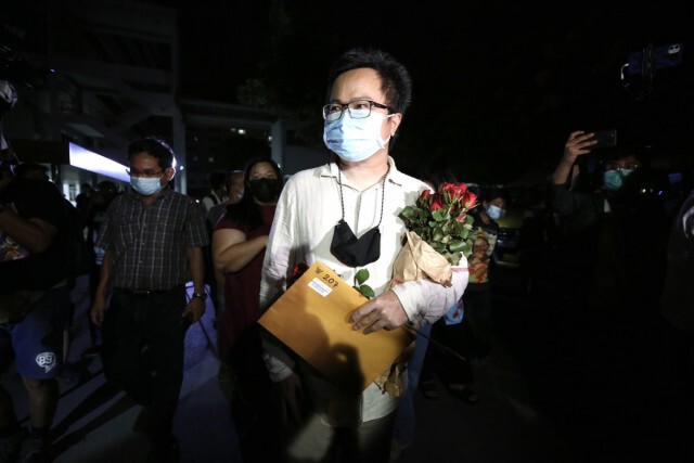 "ไมค์-อานนท์" ได้กลับบ้านแล้ว! มวลชนแห่ให้กำลังใจเพียบ พร้อมก้าวต่อสู้ไปสู่เส้นชัย