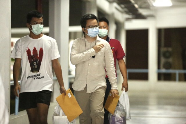 "ไมค์-อานนท์" ได้กลับบ้านแล้ว! มวลชนแห่ให้กำลังใจเพียบ พร้อมก้าวต่อสู้ไปสู่เส้นชัย