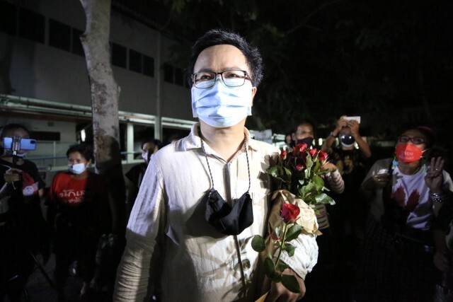 "ไมค์-อานนท์" ได้กลับบ้านแล้ว! มวลชนแห่ให้กำลังใจเพียบ พร้อมก้าวต่อสู้ไปสู่เส้นชัย
