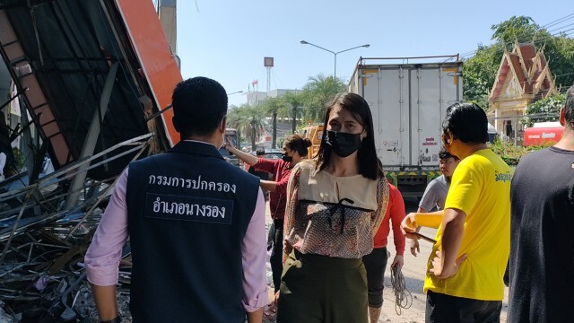 สิบล้อส่งพัสดุฝ่าไฟแดงชนกลางสี่แยก