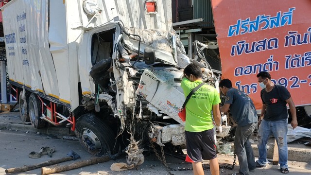 สิบล้อส่งพัสดุฝ่าไฟแดงชนกลางสี่แยก