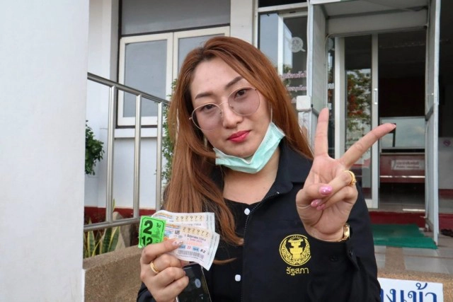 แรงอธิษฐาน สาวรับเหมาก่อสร้าง ถูกรางวัลที่1