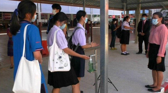 ผอ.เขต สพม.แจงเหตุเปิดเรียนเต็มรูปแบบ รร.ประถมครูแจกใบงาน