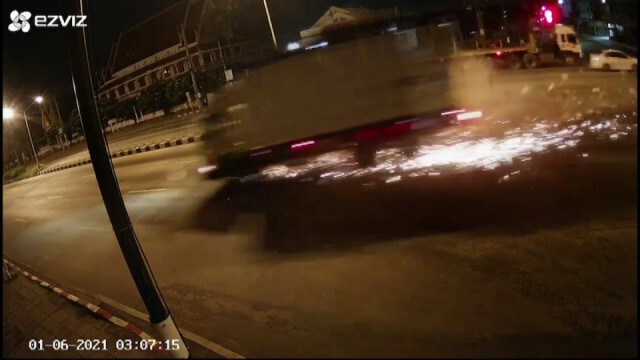 รถรับส่งพัสดุฝ่าไฟแดงชนกระบะกลางสี่แยกสาหัส2