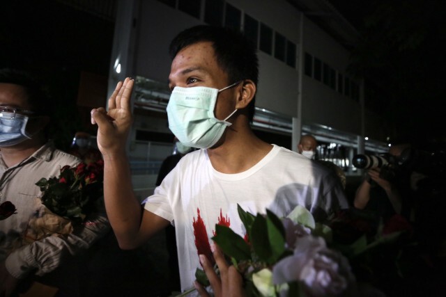 "ไมค์-อานนท์" ได้กลับบ้านแล้ว! มวลชนแห่ให้กำลังใจเพียบ พร้อมก้าวต่อสู้ไปสู่เส้นชัย