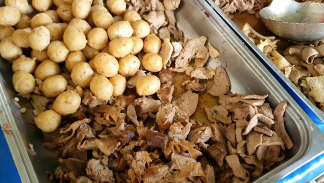 ชิมก๋วยเตี๋ยวน้ำตกสุดซอย-อร่อยเนื้อเยอะจุใจ