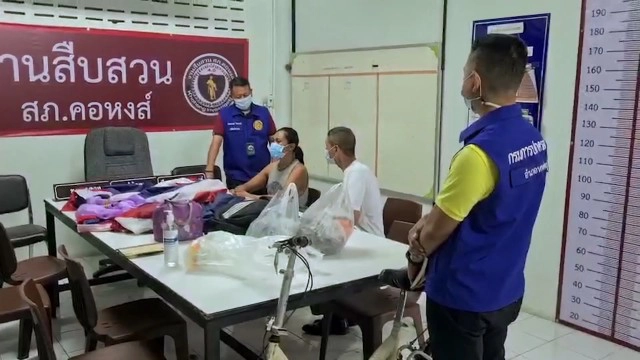 จับสาวเผาธงชาติไทย 13 ผืน