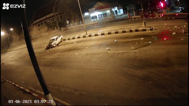 รถรับส่งพัสดุฝ่าไฟแดงชนกระบะกลางสี่แยกสาหัส2
