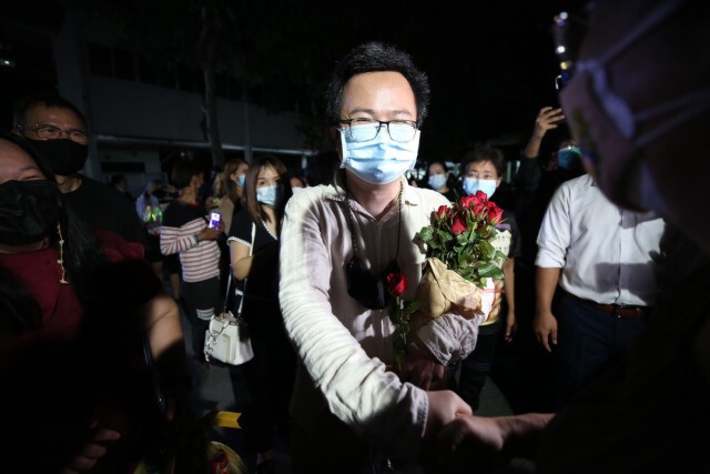 "ไมค์-อานนท์" ได้กลับบ้านแล้ว! มวลชนแห่ให้กำลังใจเพียบ พร้อมก้าวต่อสู้ไปสู่เส้นชัย