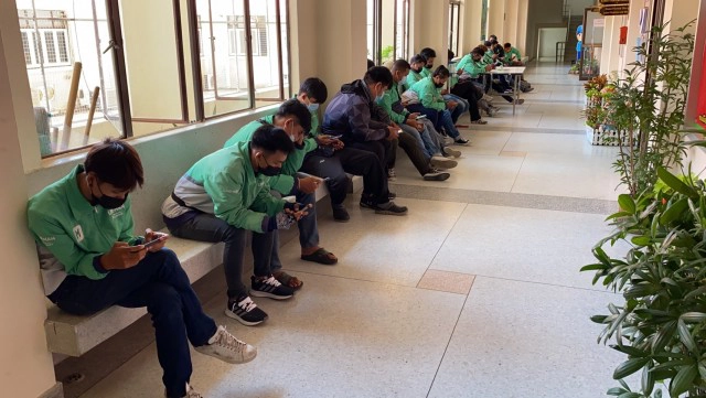 ไรเดอร์ไลน์แมนประท้วงขอค่าแรงคืนเท่าเดิม