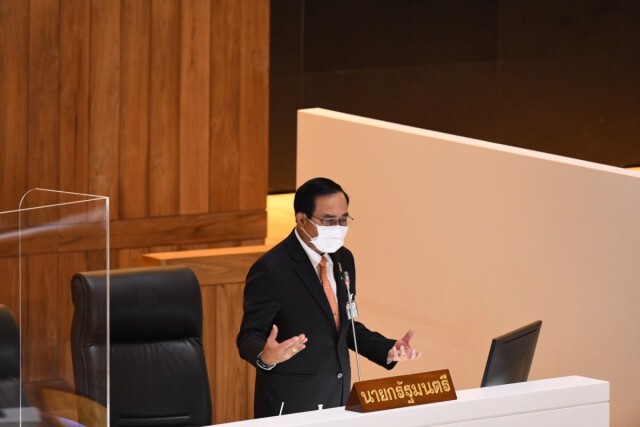 "มิ่งขวัญ" กราบ "ประยุทธ์" กลางสภาฯ ขอให้ลาออก 7 ปีพาประเทศไปไม่รอด