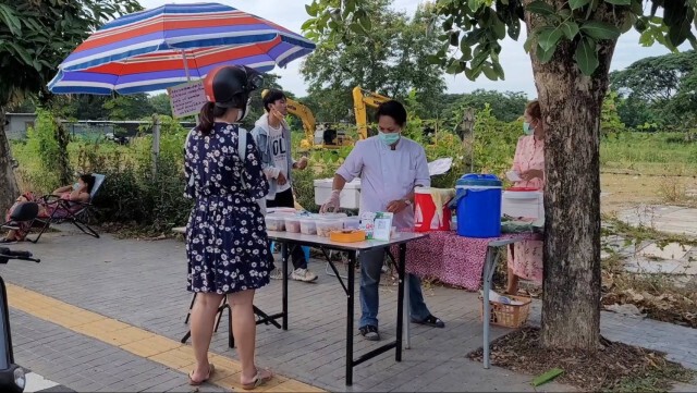 เชฟตกงานหันทำ-ข้าวเหนียวสมุนไพรห่อใบตอง