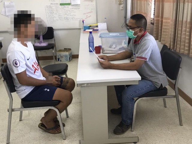 หนุ่มผวา คนร้ายบุกบ้านยิงขู่ 2 นัด ตำรวจตามรวบทันควัน