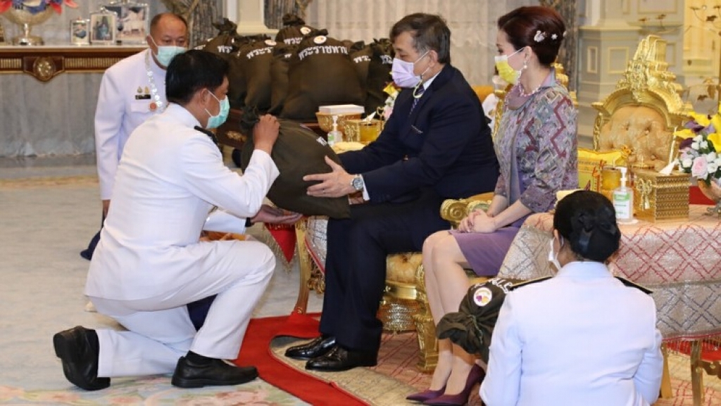 ‘ในหลวง-ราชินี’ พระราชทาน 'ถุงพระราชทานกำลังใจ' แก่โรงพยาบาลแม่ข่ายและโรงพยาบาลสนาม