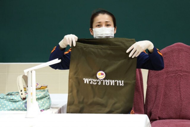 ‘ในหลวง-ราชินี’ พระราชทาน 'ถุงพระราชทานกำลังใจ' แก่โรงพยาบาลแม่ข่ายและโรงพยาบาลสนาม