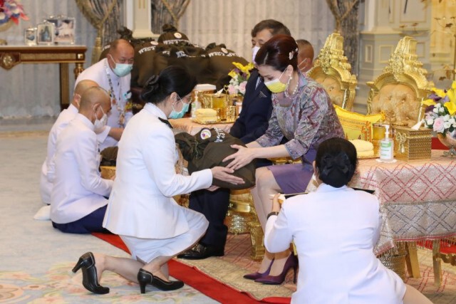 ‘ในหลวง-ราชินี’ พระราชทาน 'ถุงพระราชทานกำลังใจ' แก่โรงพยาบาลแม่ข่ายและโรงพยาบาลสนาม