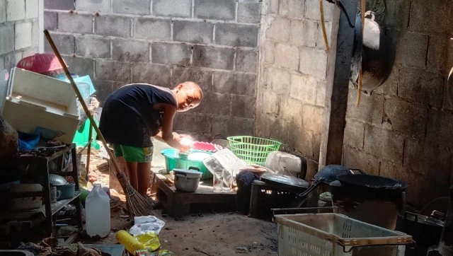 ชื่นชมเด็กชายป.5ช่วยยายเก็บผักขายสู้โควิด