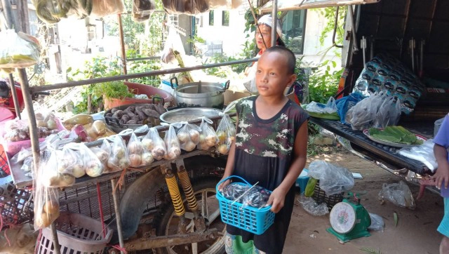 ชื่นชมเด็กชายป.5ช่วยยายเก็บผักขายสู้โควิด