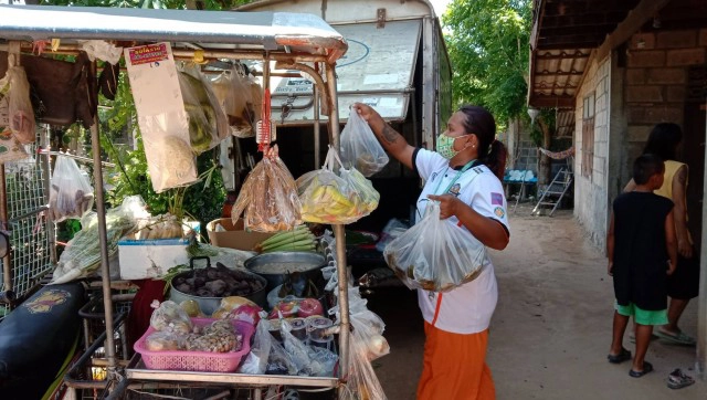 ชื่นชมเด็กชายป.5ช่วยยายเก็บผักขายสู้โควิด