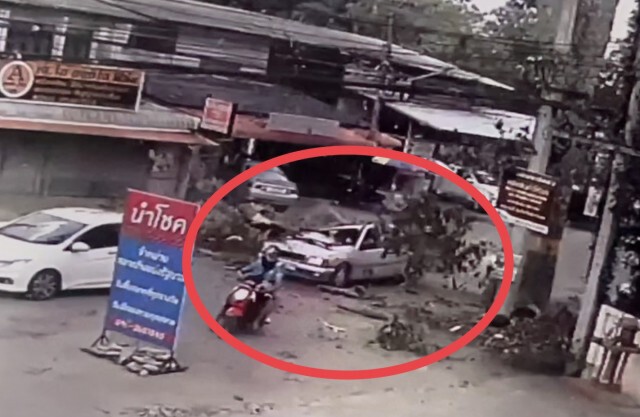กิ่งต้นยางใหญ่ตกใส่รถกระบะ-คนขับเจ็บ 1 คน