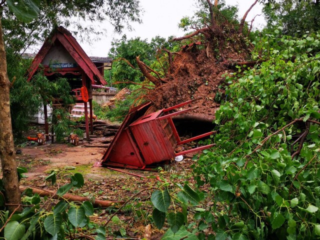พายุพัดถล่มบ้านเรือนในอำเภอเขาวงเสียหายยับเร่งให้การช่วยเหลือ